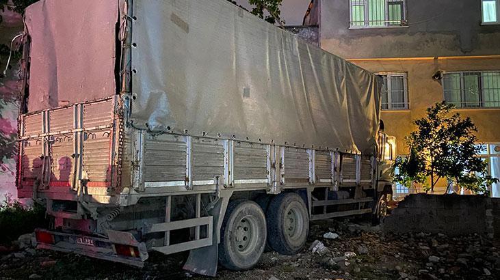 Bursa'da freni boşalan kamyon eve girdi