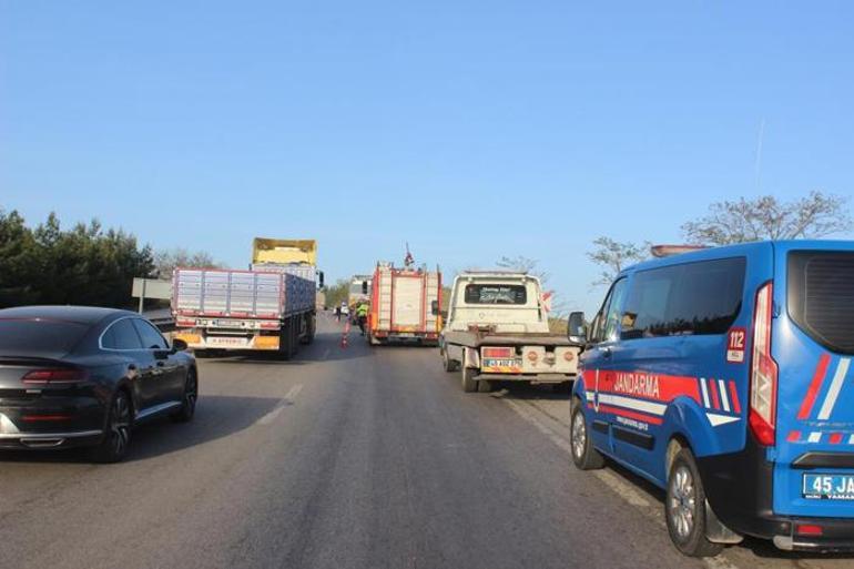 Feci kaza! Kamyonet TIR'a arkadan çarptı: Aynı aileden 3 kişi hayatını kaybetti