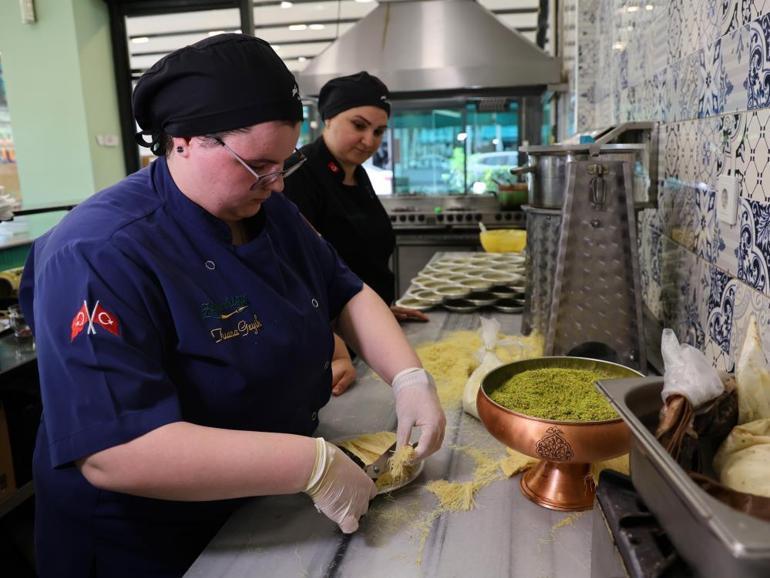 Türkiye’nin ilk kadın künefe ustası... Evinde anne, tezgahta tatlıcı, iş yerinde patron