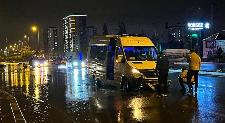 Kayseri'de otomobil ile minibüs çarpıştı! 11 yaralı var