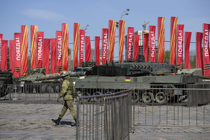 Rusya, Ukrayna'da ele geçirdiği Batı menşeli tankları Moskova'da sergiye çıkardı