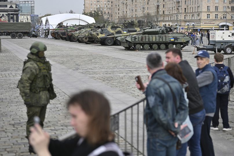 Rusya, Ukrayna'da ele geçirdiği Batı menşeli tankları Moskova'da sergiye çıkardı